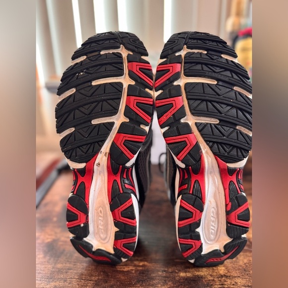 Saucony Oasis Red, black and Gray shoes size 8.5 main image 10